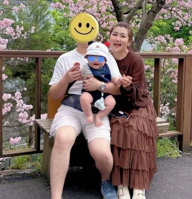 任家萱出席朋友婚礼,穿粉色宽松碎花裙 珠圆玉润鼻子变大 疑怀二胎