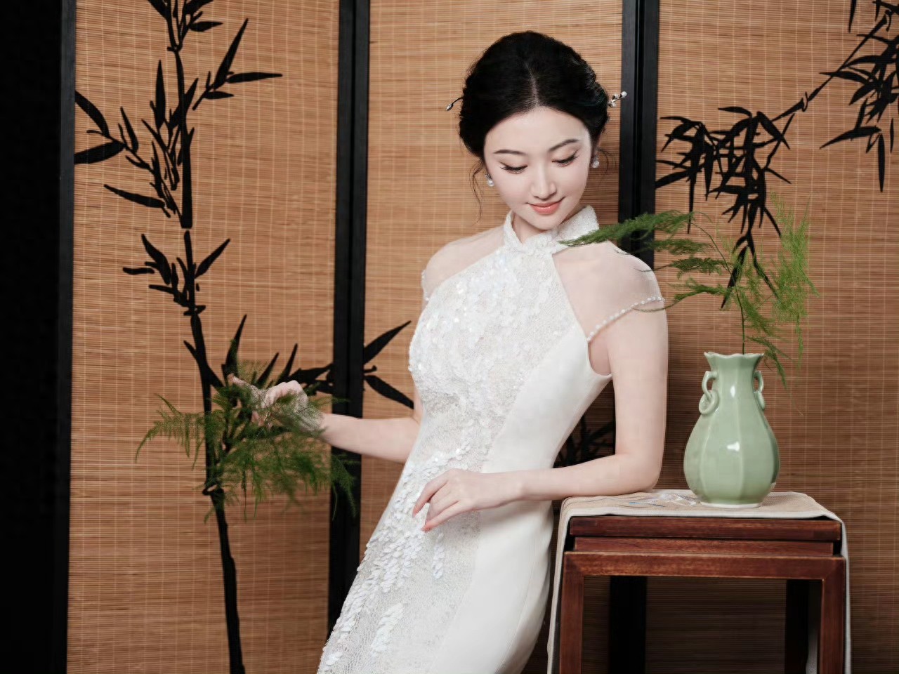 景甜身穿白色透视露背旗袍庆中秋佳节 温婉知性 柔美大方