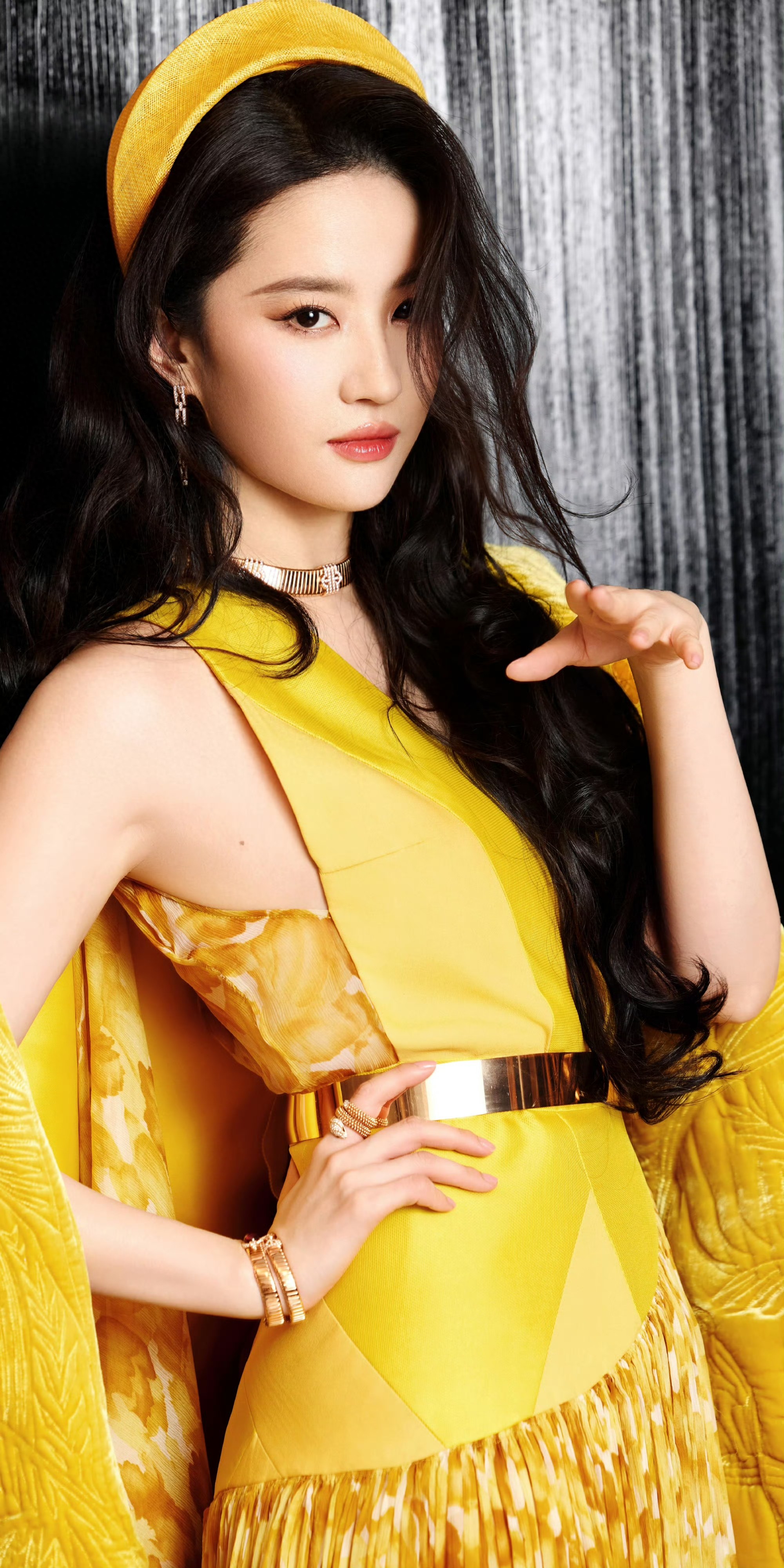 刘亦菲傲娇的“黄玫瑰”