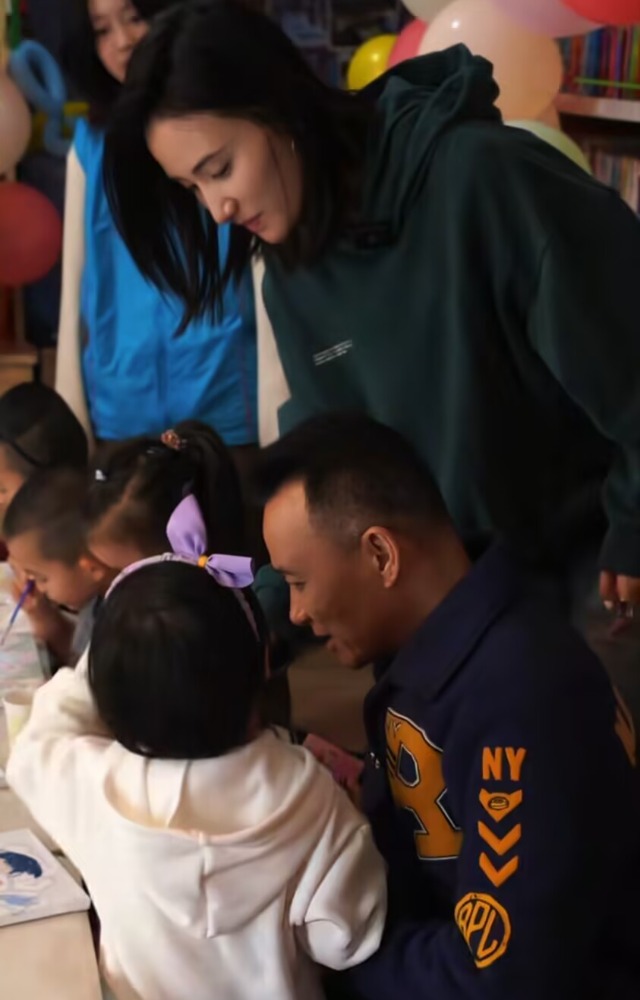 海哈金喜祖孙三代为爱女庆生，3岁夏夏精灵可爱，孝顺喂妈吃蛋糕