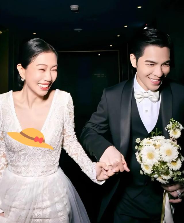 萧敬腾和林有慧牵手看温网,萧敬腾穿绿色西装很帅,他俩长得很像