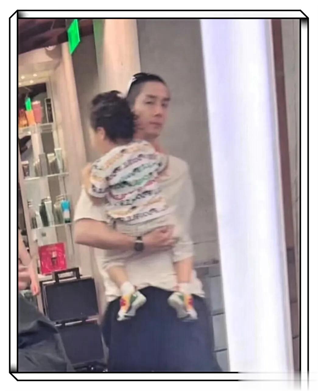 戚薇李承铉一家四口国贸理发被偶遇,李承铉寸头,单手抱娃帅爆了