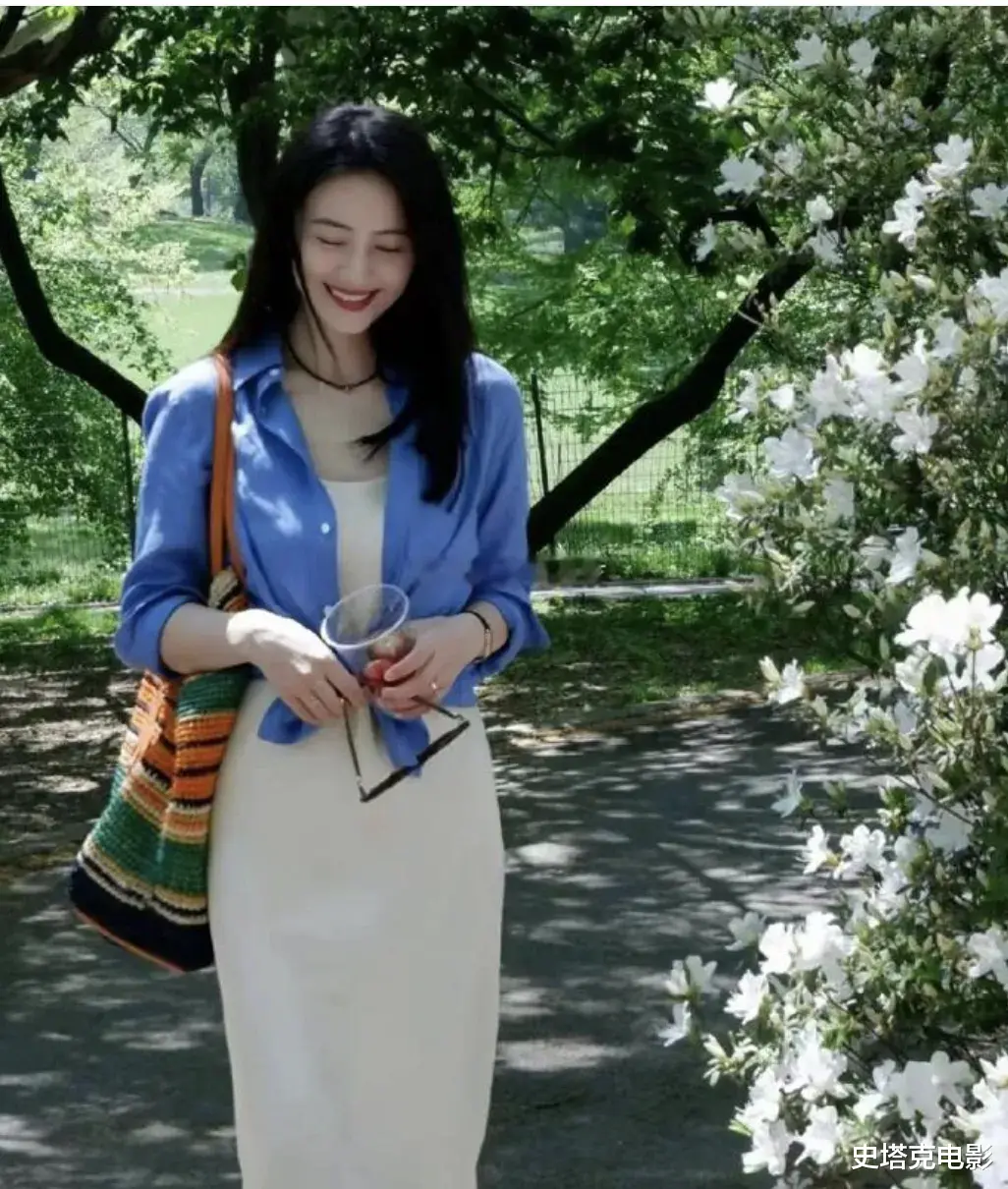 45岁高圆圆骑自行车：人群中清纯得“有壁”，10年了她怎么一点都没变