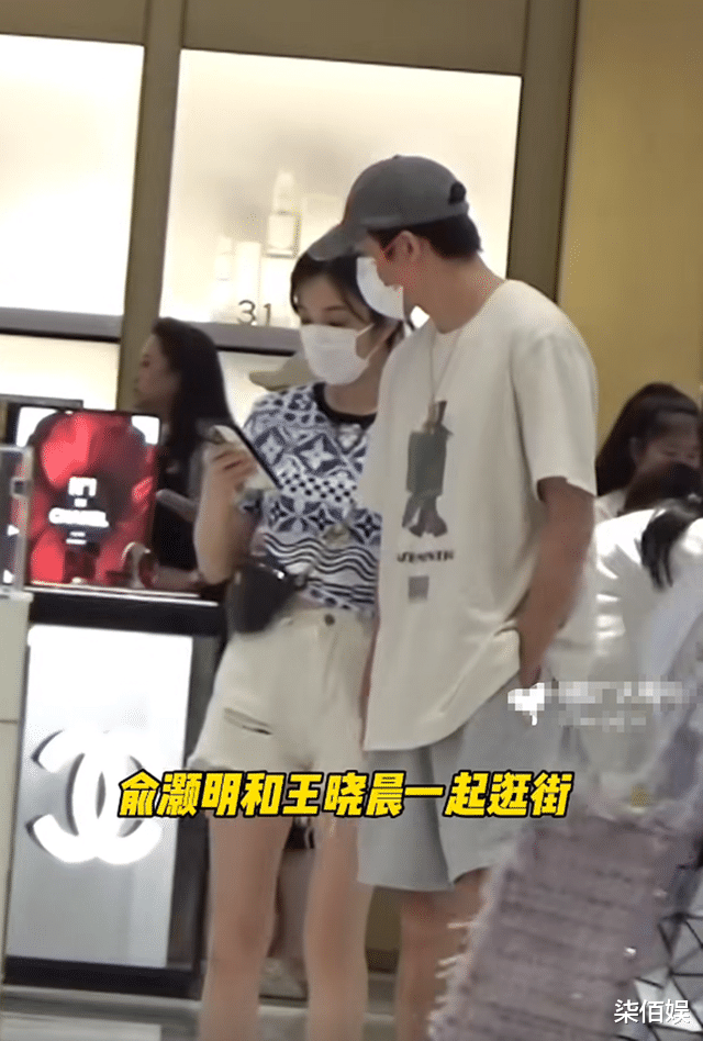 俞灏明夫妇甜蜜逛街,王晓晨全程牵着俞灏明手舍不得松开,好黏他
