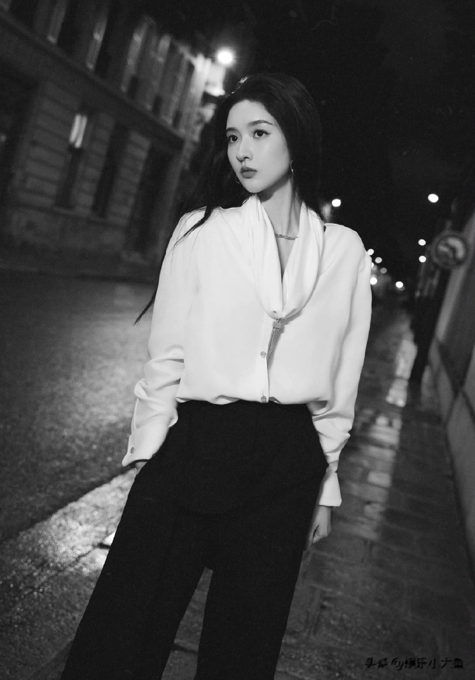 周也王玉雯巴黎街头的豪门姐妹花，优雅气场无人能敌，太美了