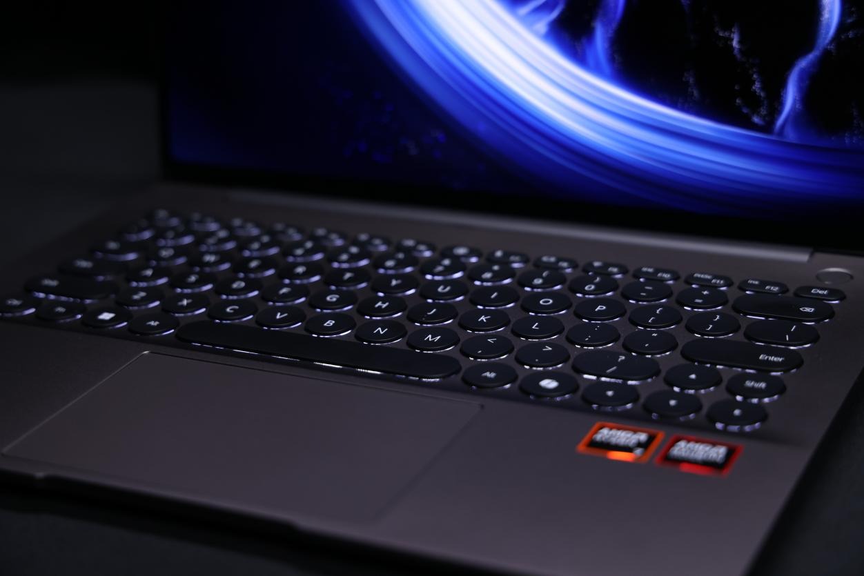 波點藝術鍵盤！去同質化設計的WIKO Hi MateBook 14評測