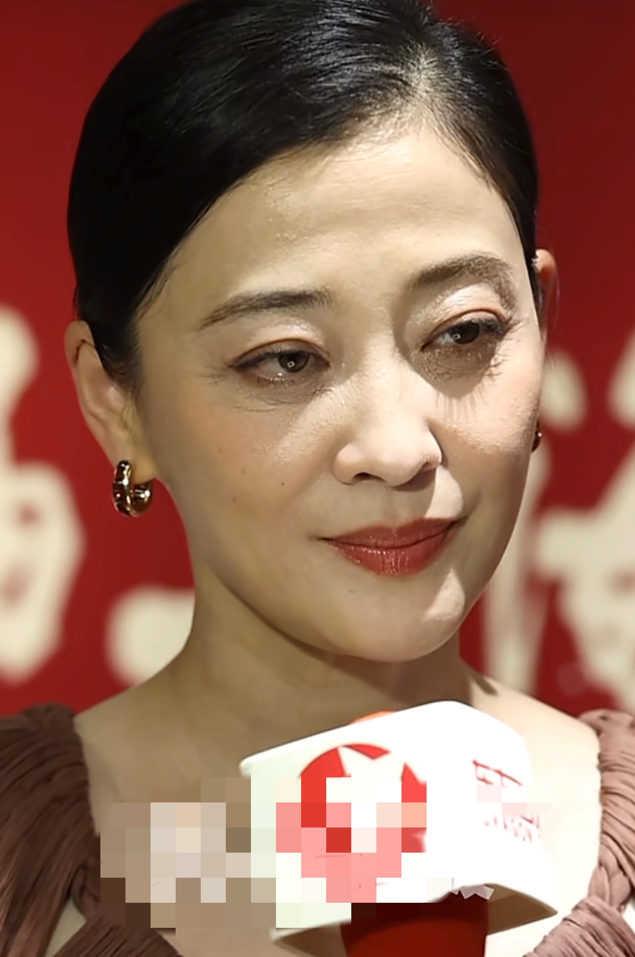 50岁梅婷线下活动，化浓妆盖不住黑眼圈，脖子上全是皱纹像70岁