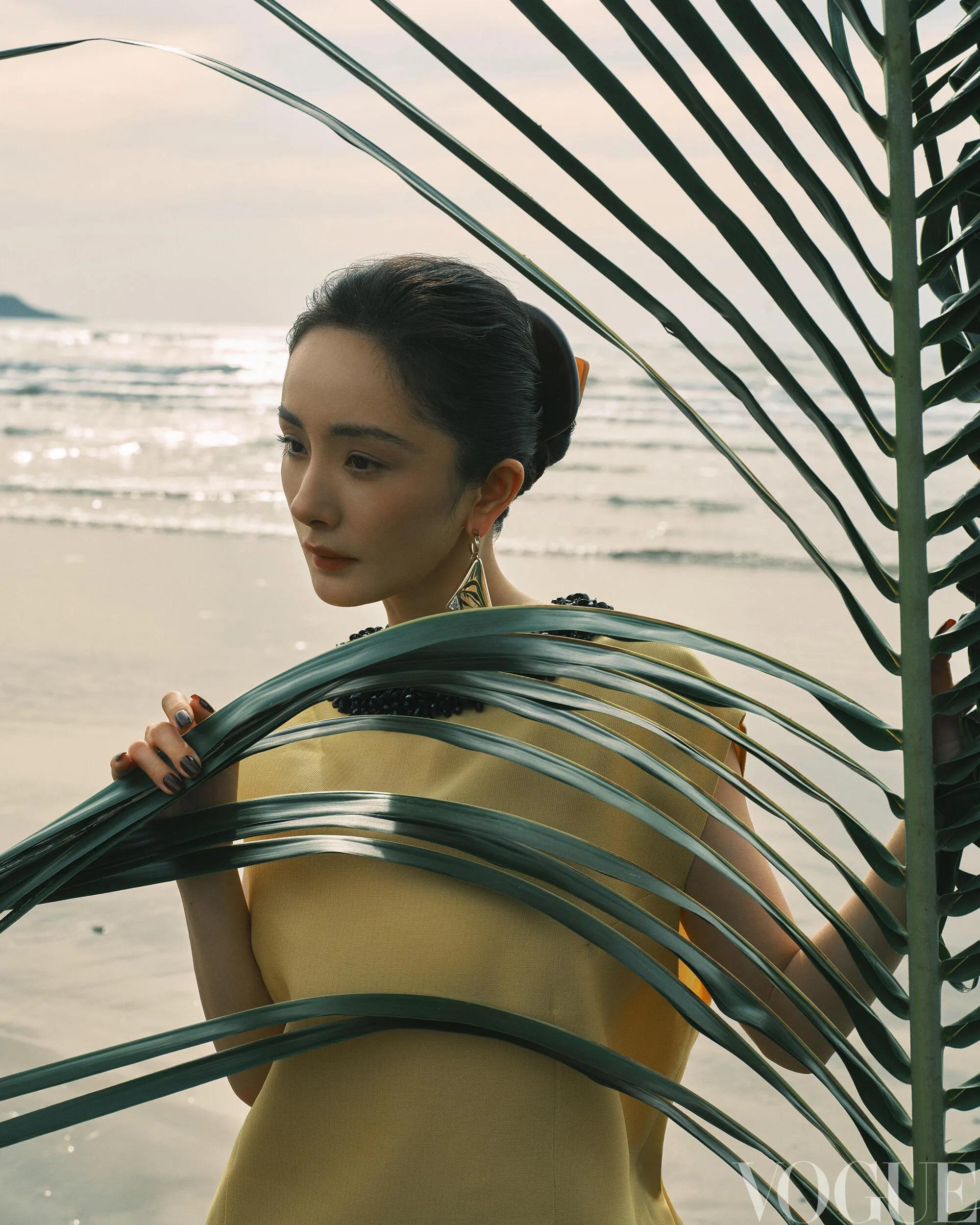 杨幂穿Prada登Vogue开年封面，她在海边骑白马，脖子上挂满红珊瑚