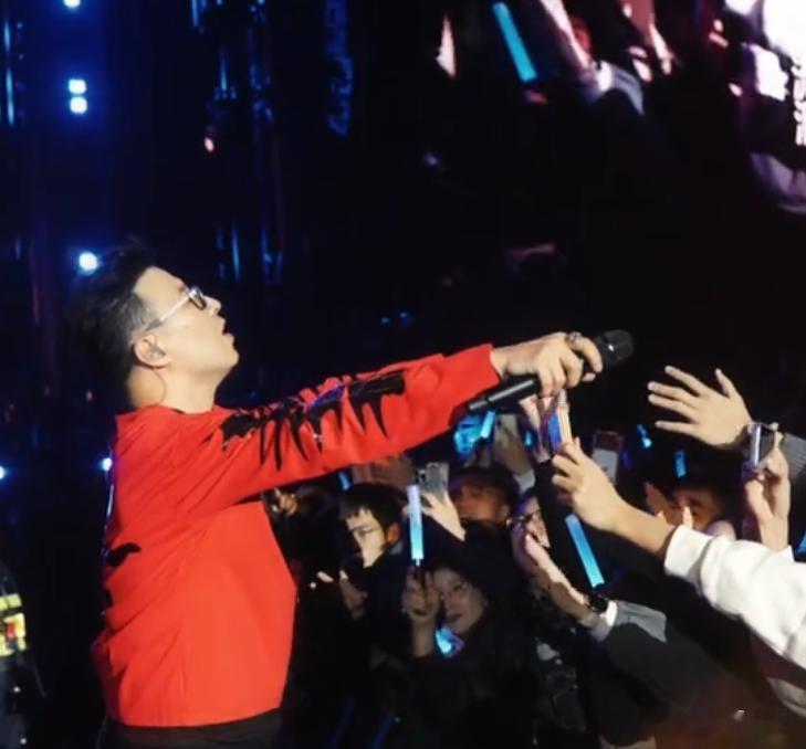 记吃不记打？继汪峰哈尔滨演唱会后，迎来天津站，网友坐不住了