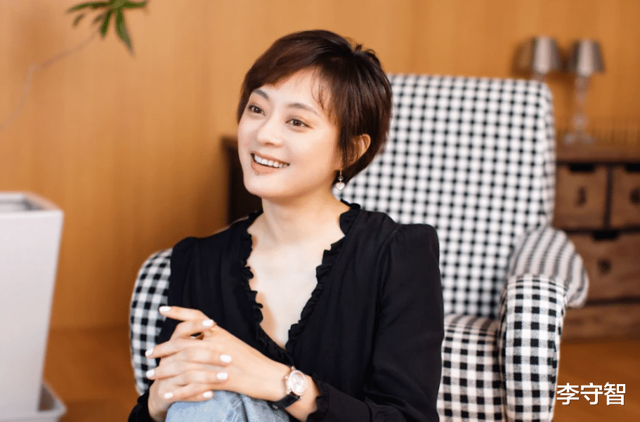 孙俪硬捧资质平庸同父异母妹妹孙艳无果，女儿小花却开始崭露头角