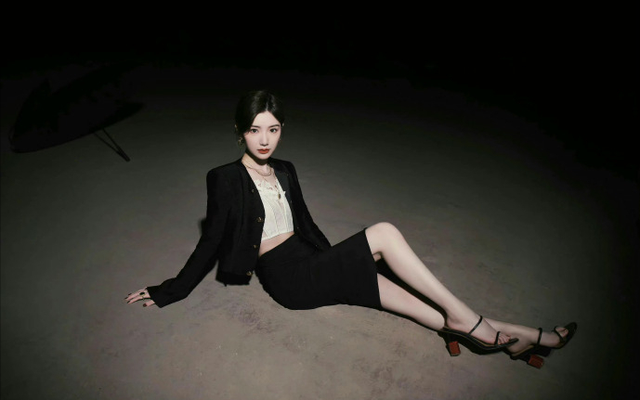 毛晓彤的气质真不一般，简单黑白搭配穿出大女主气场，氛围感拉满