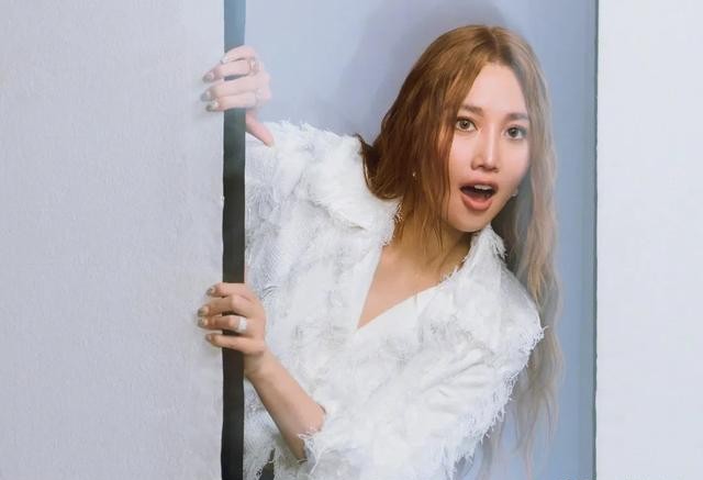 女歌手ALin卷入手表风波!穿过曾毅同款图案服装,立场也被质疑