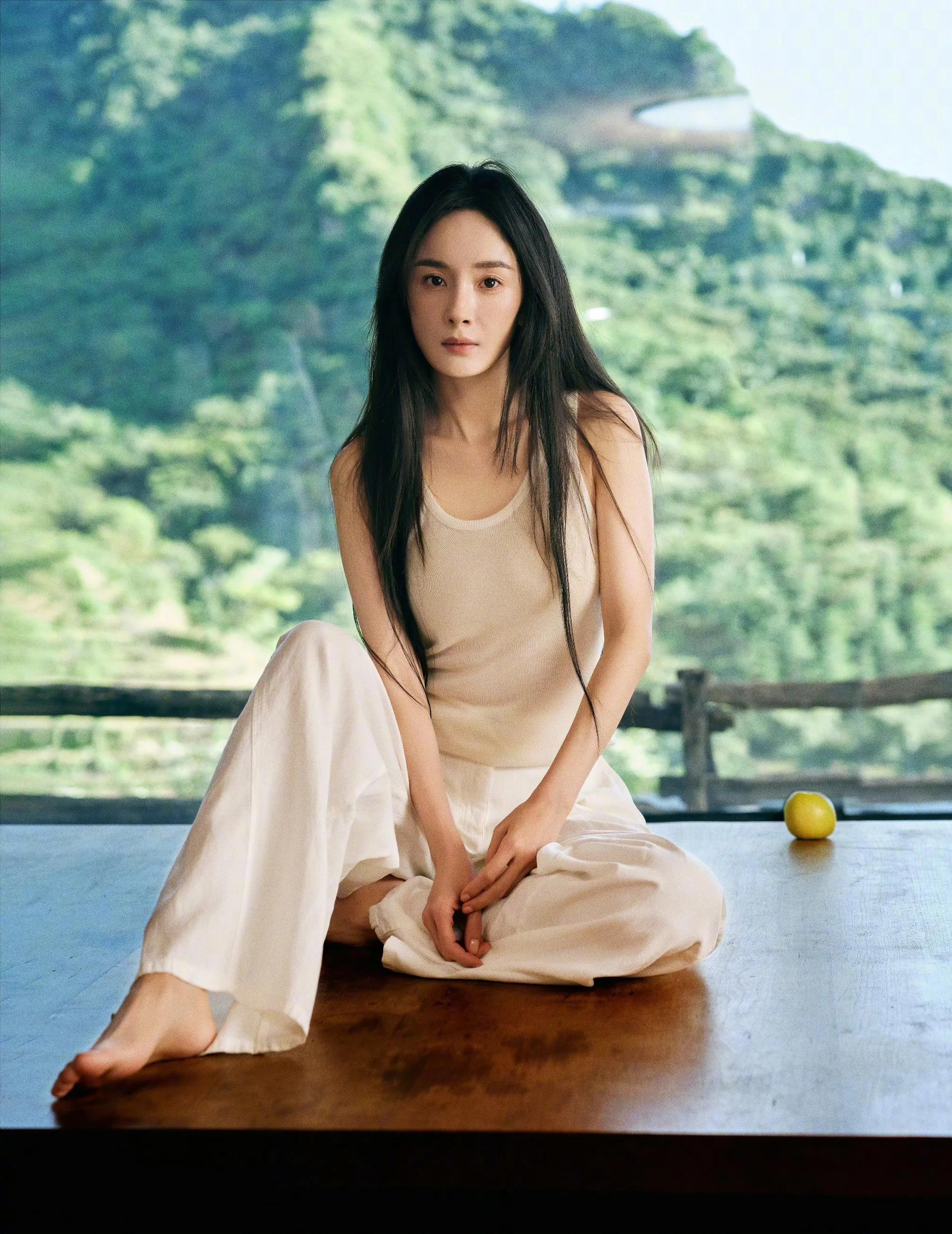 杨幂大道至简,简单的衣服也这么好看