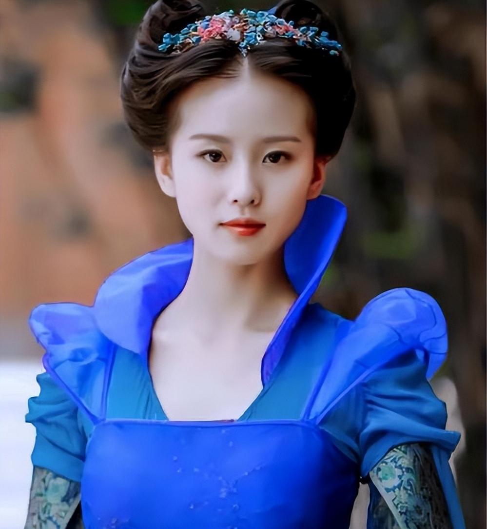 43岁胡歌与38岁刘诗诗罕见同框，一个含情脉脉，一个不敢直视对方