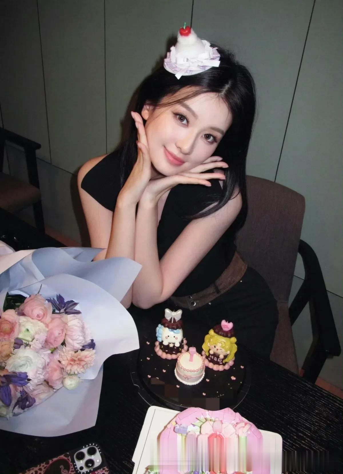 乔欣庆祝32岁生日，好美好性感