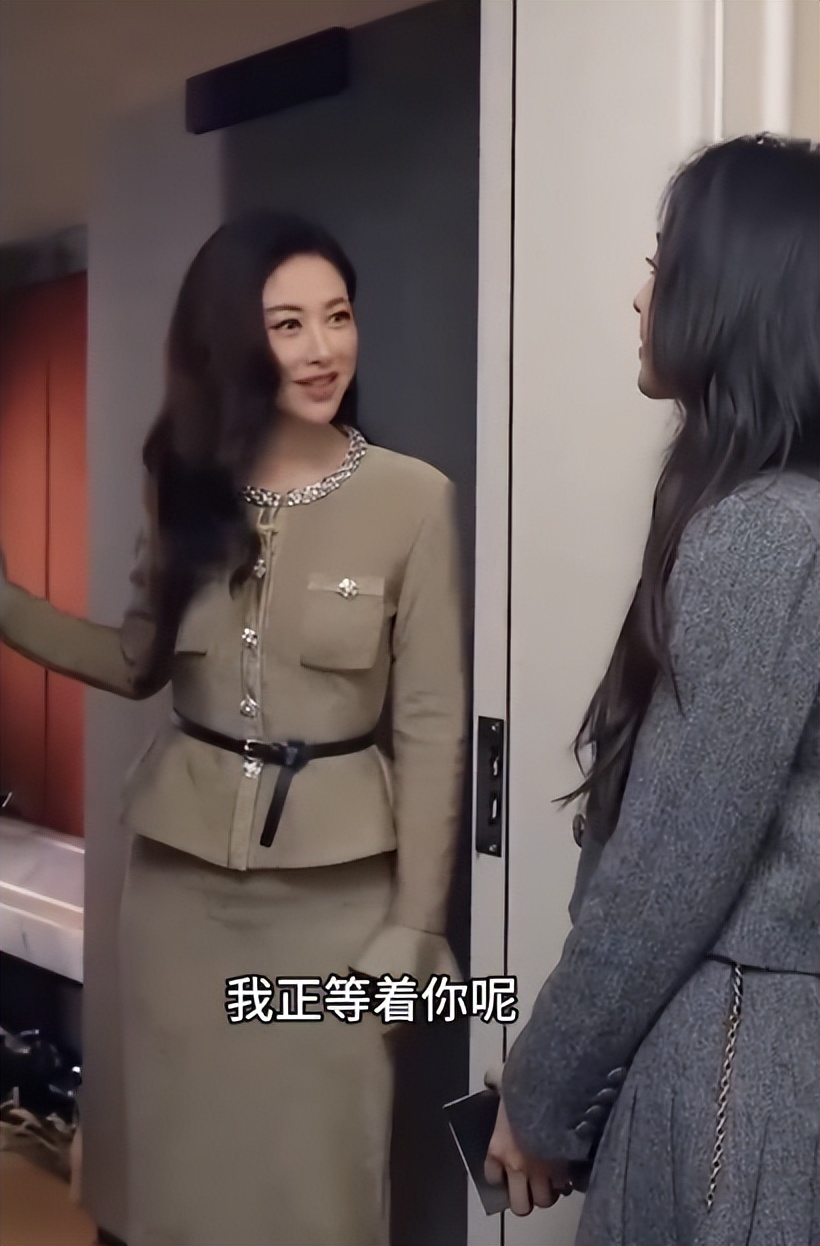 朱珠没想到,11月才过2天,自己因一场翻车采访出圈,回应显情商