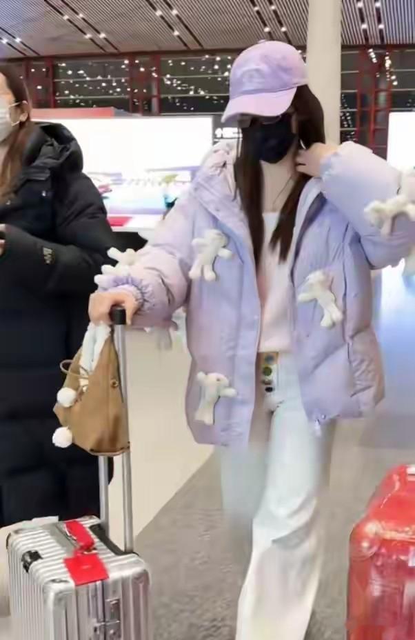 陈梦机场私服太惊艳，简约干净却美到移不开眼，青春感直接拉满