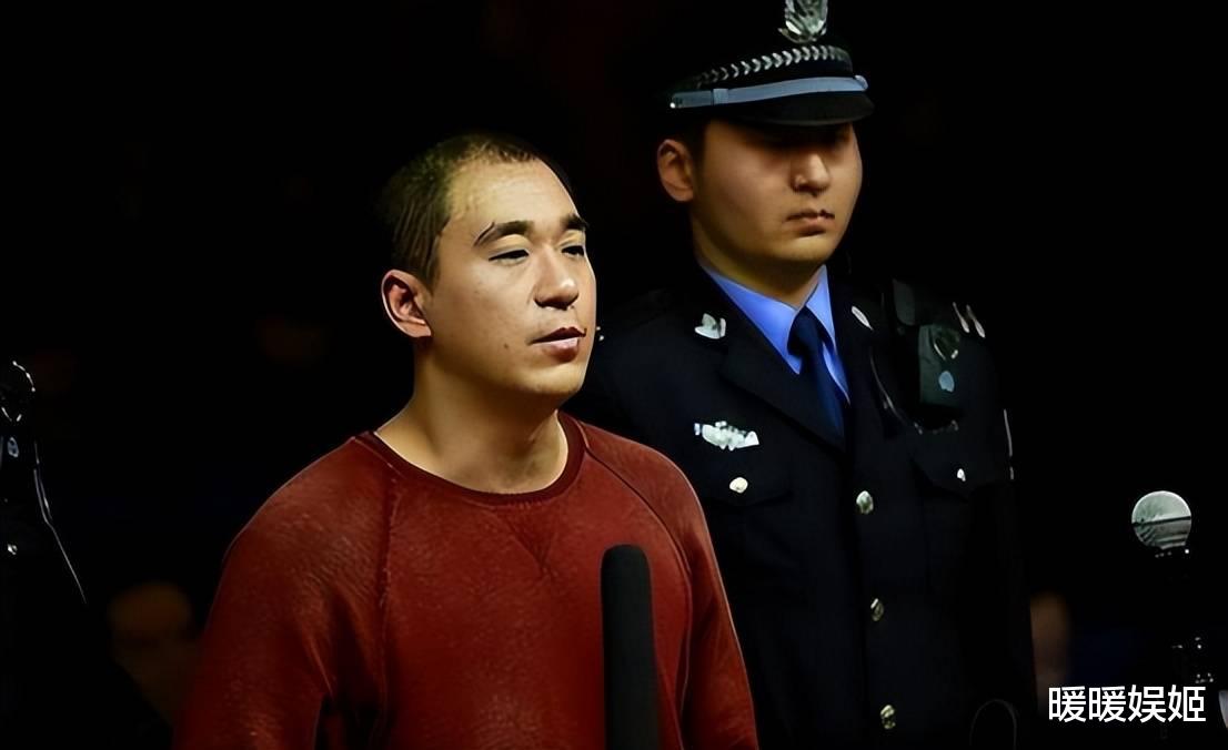 43岁张默独居泰国，生活奢靡与音乐为伴，外网常发黑白照与众不同