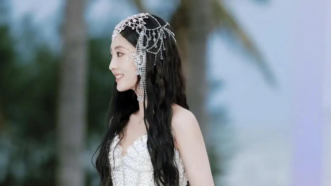 邢菲一袭“银河裙”惊艳ELLE红毯，美到全网失语