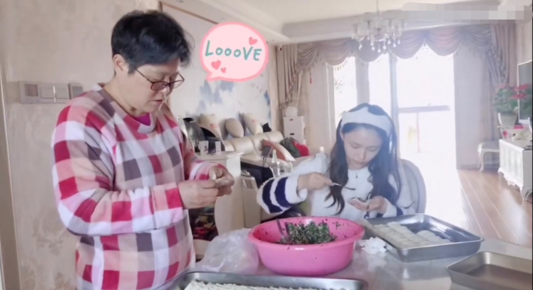 林允爸爸妈妈喝喜酒被偶遇,看起来很朴实,带着一个可爱的小女孩