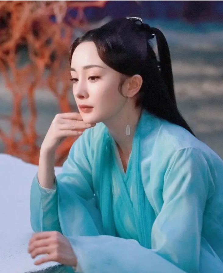 杨幂被曝深夜与顶流小生同回别墅视频流出！工作室回应单身遭质疑