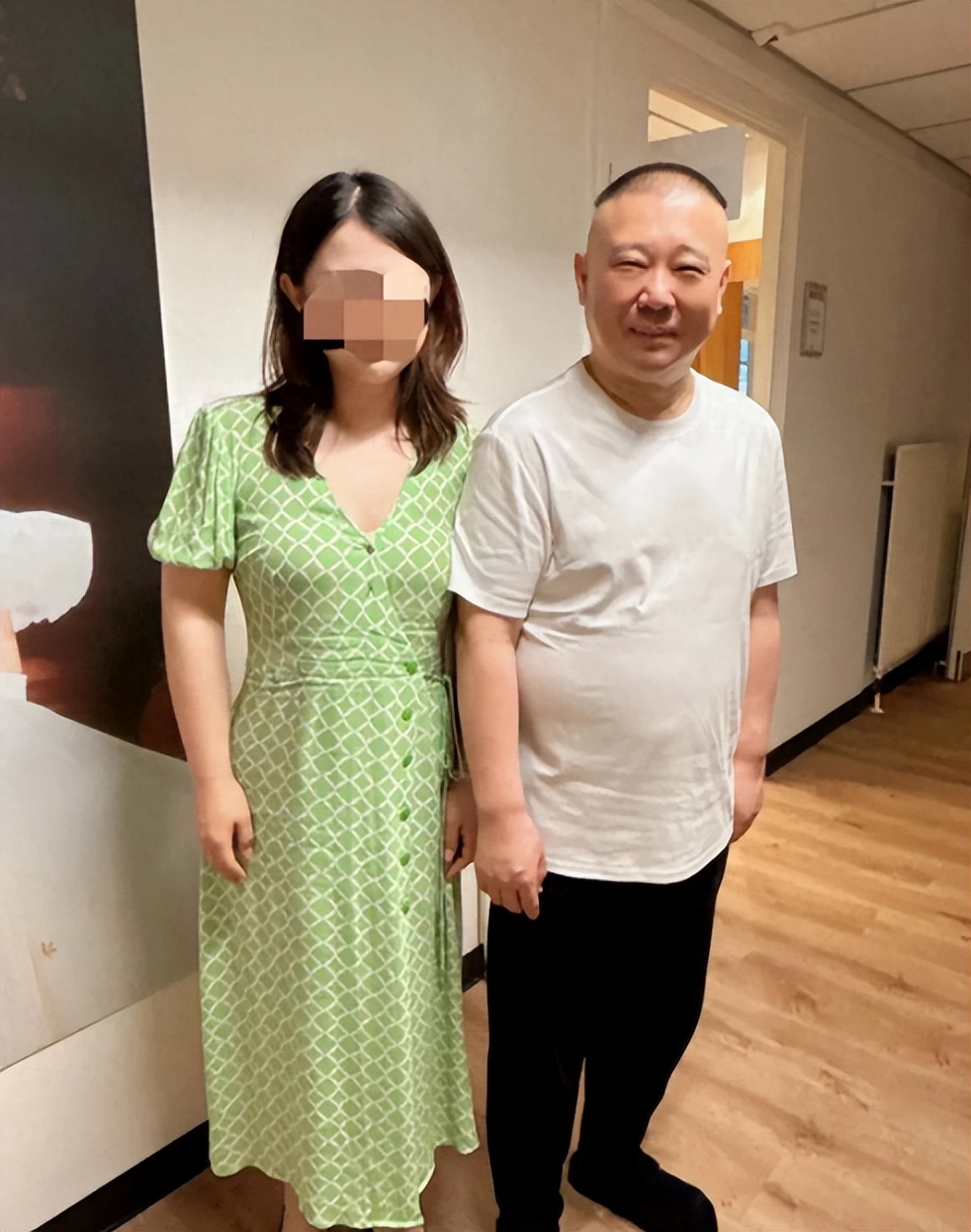 郭德纲赴约15年,荷兰女粉丝的梦想成真!合影泪洒现场