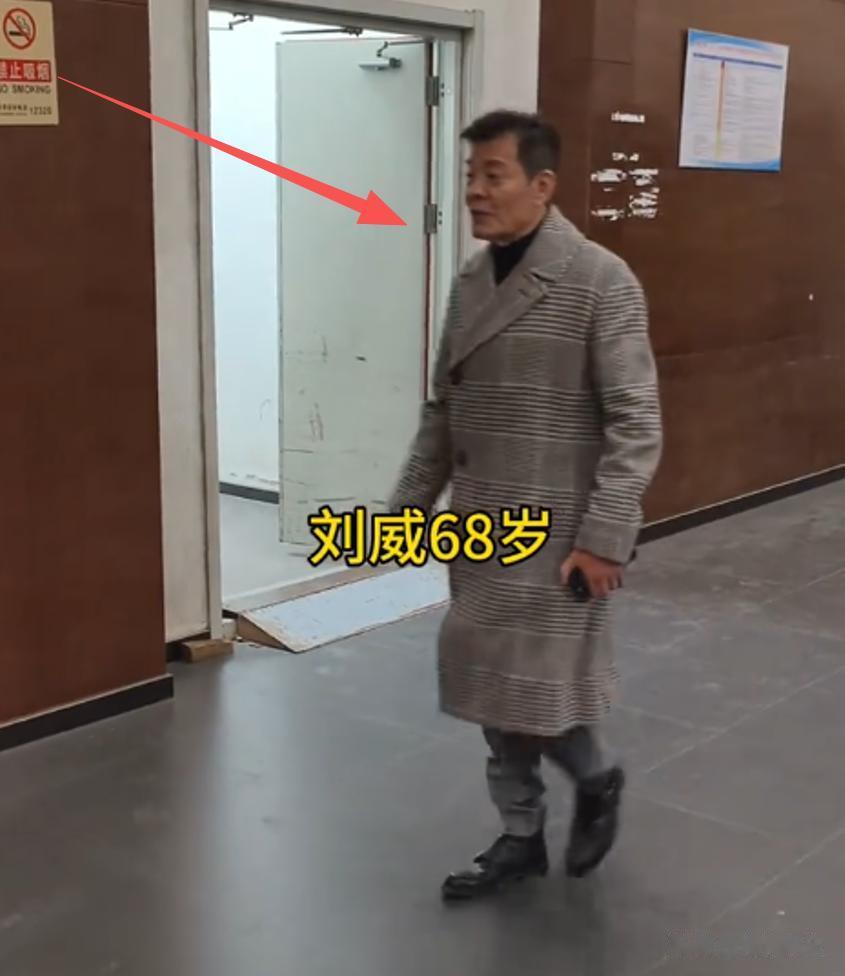 何晴离世4天后，前男友刘威参加活动被吐槽，一身老人味衣品太差