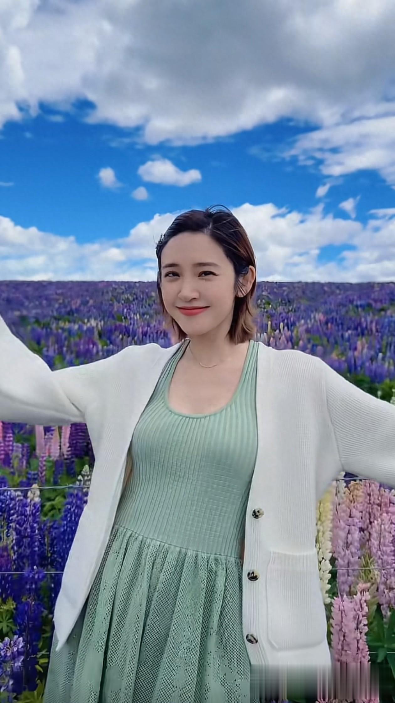 38岁唐艺昕最新穿搭：齐肩发+背心裙+开衫，像28岁，张若昀好福气