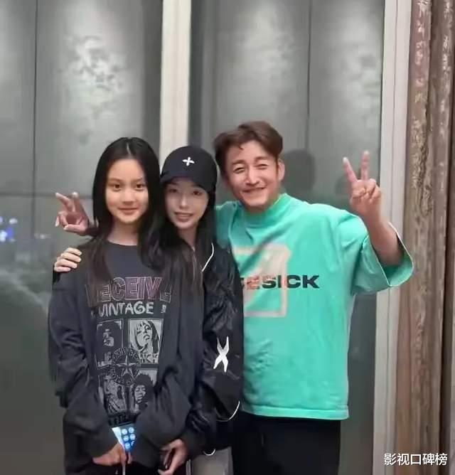 甜馨晒新加坡游玩视频，化淡妆遗传妈妈美貌，和贾乃亮互动友爱