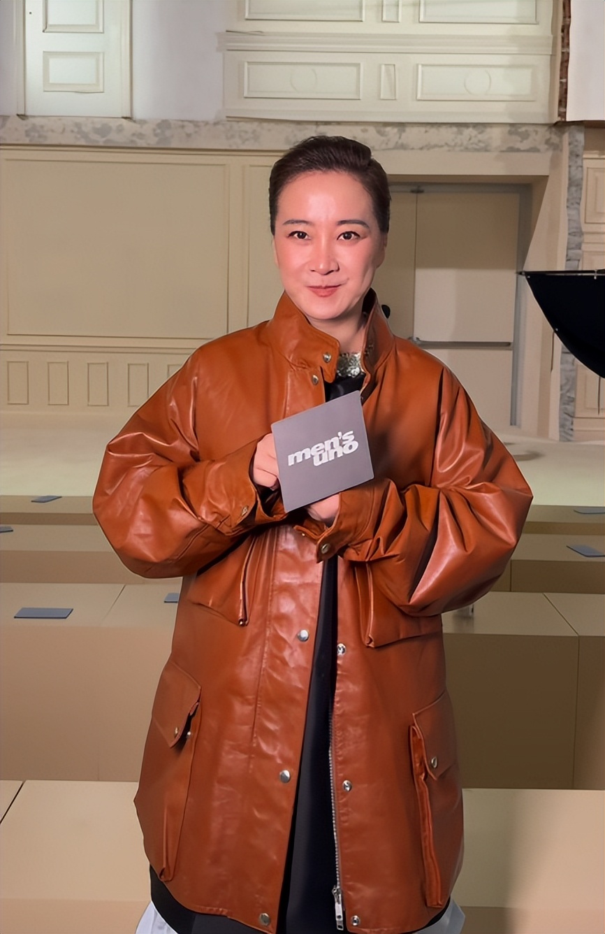 退出春晚、解散公司、性格大变，44岁贾玲现身米兰，雷佳音没说错