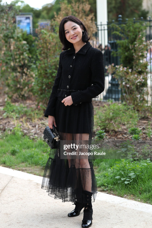 巴黎这晚：热巴的葫芦形身材，baby的美肩，都败给了向佐的抹胸