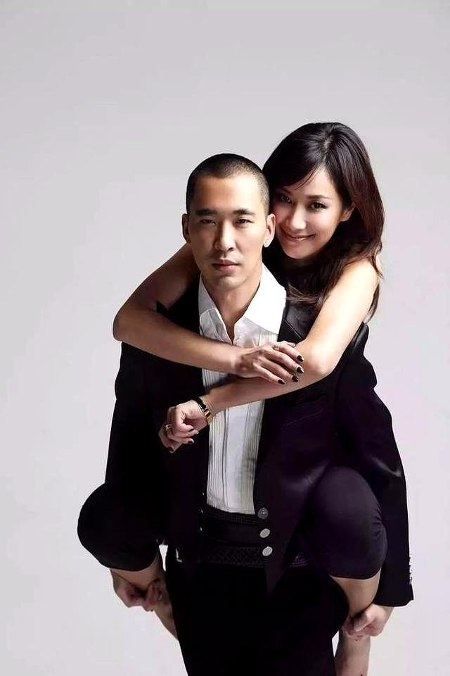 51岁徐静蕾近照曝光，和黄立行逛超市被偶遇，相恋16年感情稳定