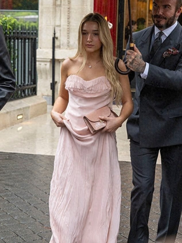 14岁的小七长高成熟了很多，她好像美黑了老爸亲自给打伞满眼自豪