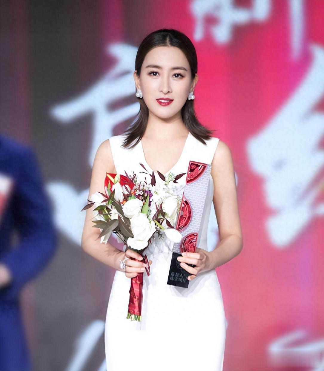 被黑人驮在肩上,和孔令辉同居11年的马苏,现如今终于传来喜讯