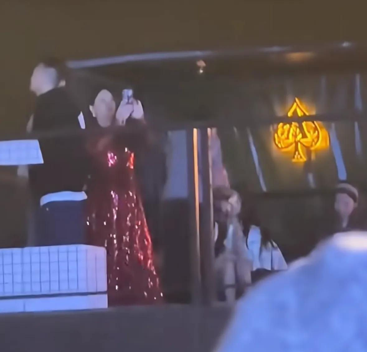 李湘王诗龄看跨年演唱会，王诗龄有专人跟着伺候，晒与张艺兴合照