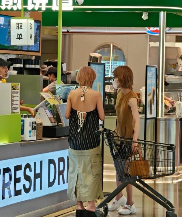 赵露思商场瘦成纸片人！瘦到80斤引担忧，爱马仕包包抢镜