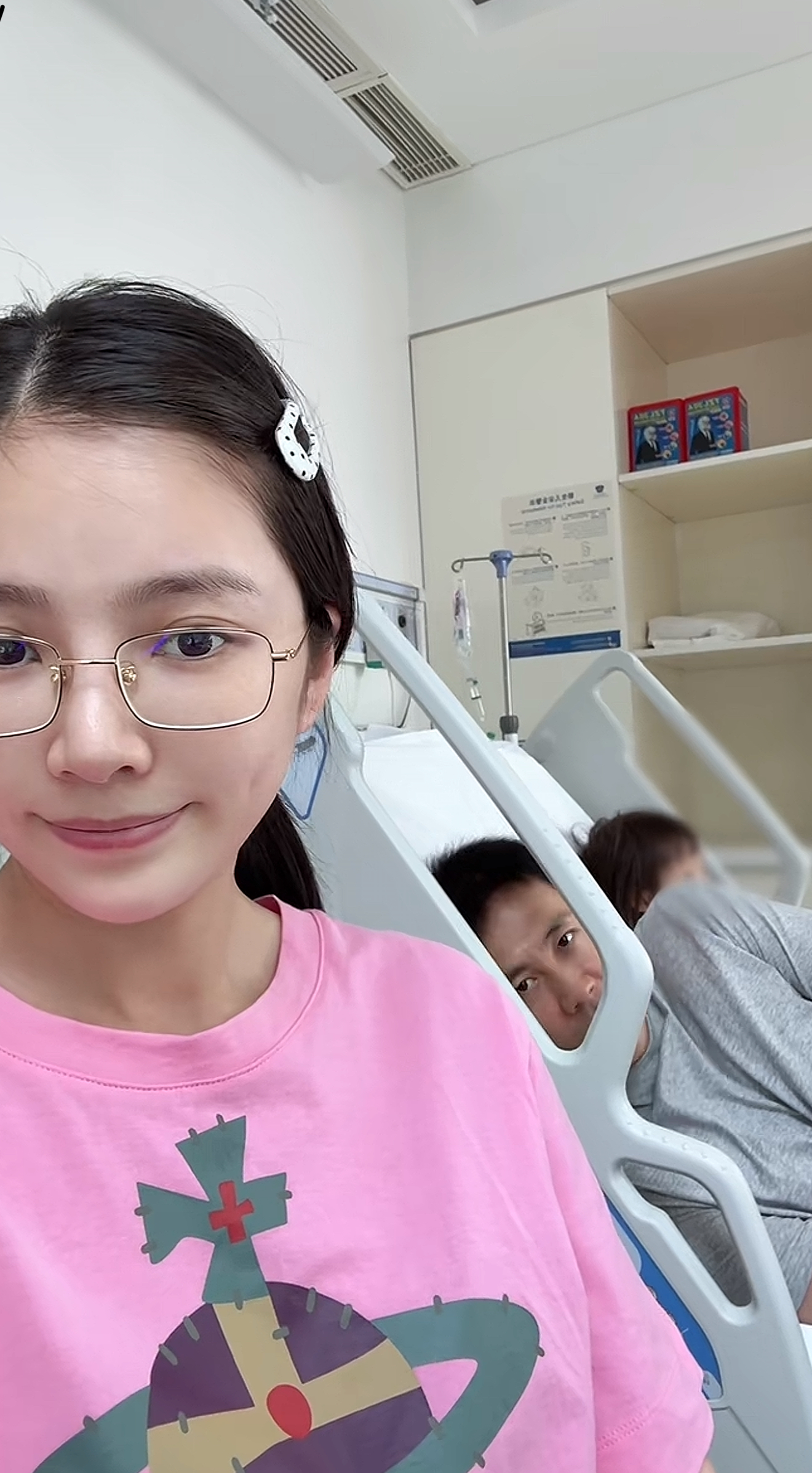 杜淳女儿生病住院全家陪护！4岁蛋饺扎留置针，单人病房很豪华