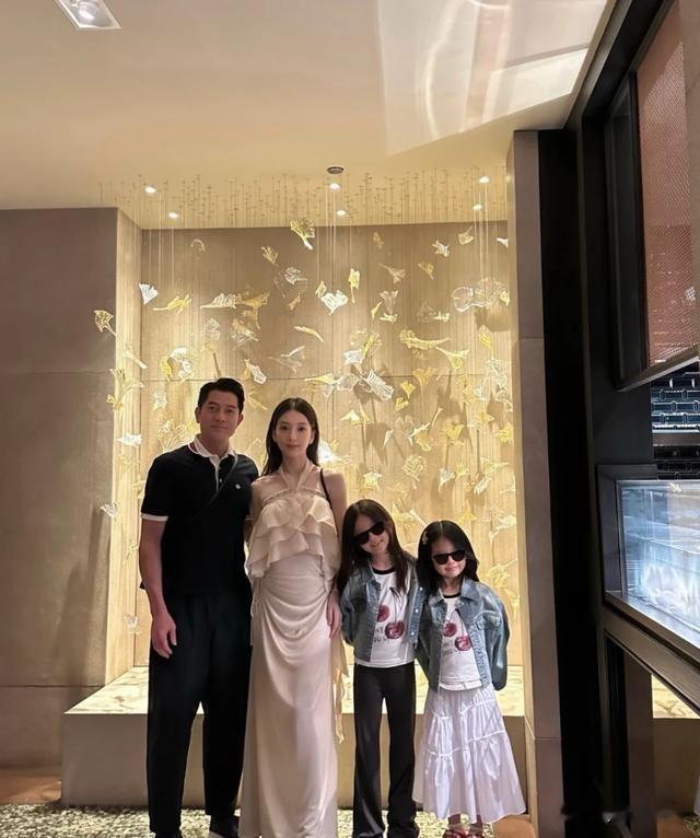 郭富城妻子现身月子中心，大肚子一脸自豪，菲佣跟着提包，命太好