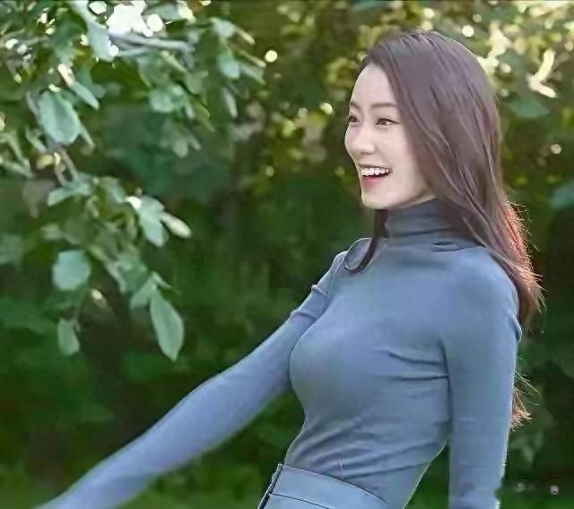 张小斐的身材线条太能打，紧致匀称美到挪不开眼，颜值身材双在线