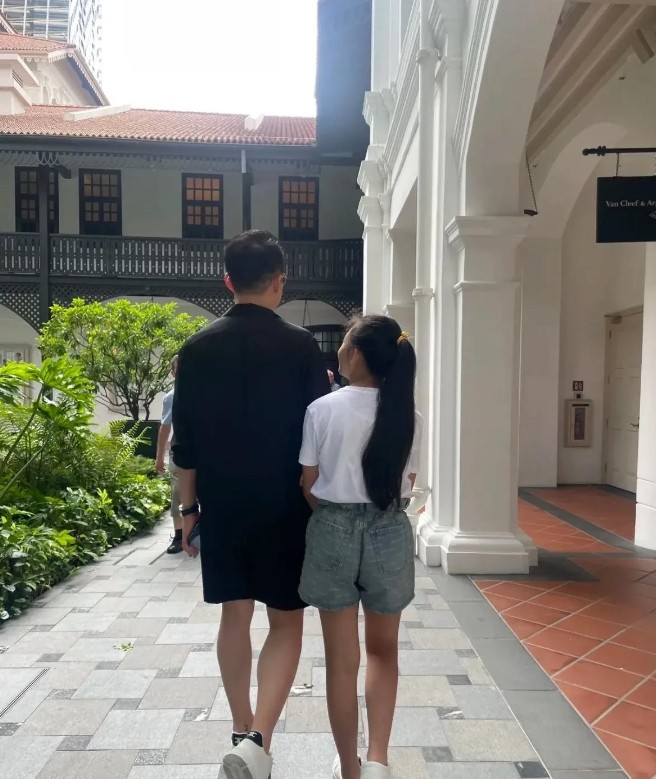 张兰飞台北陪孙女购物,家庭矛盾激化,谁来守护孩子的笑容?