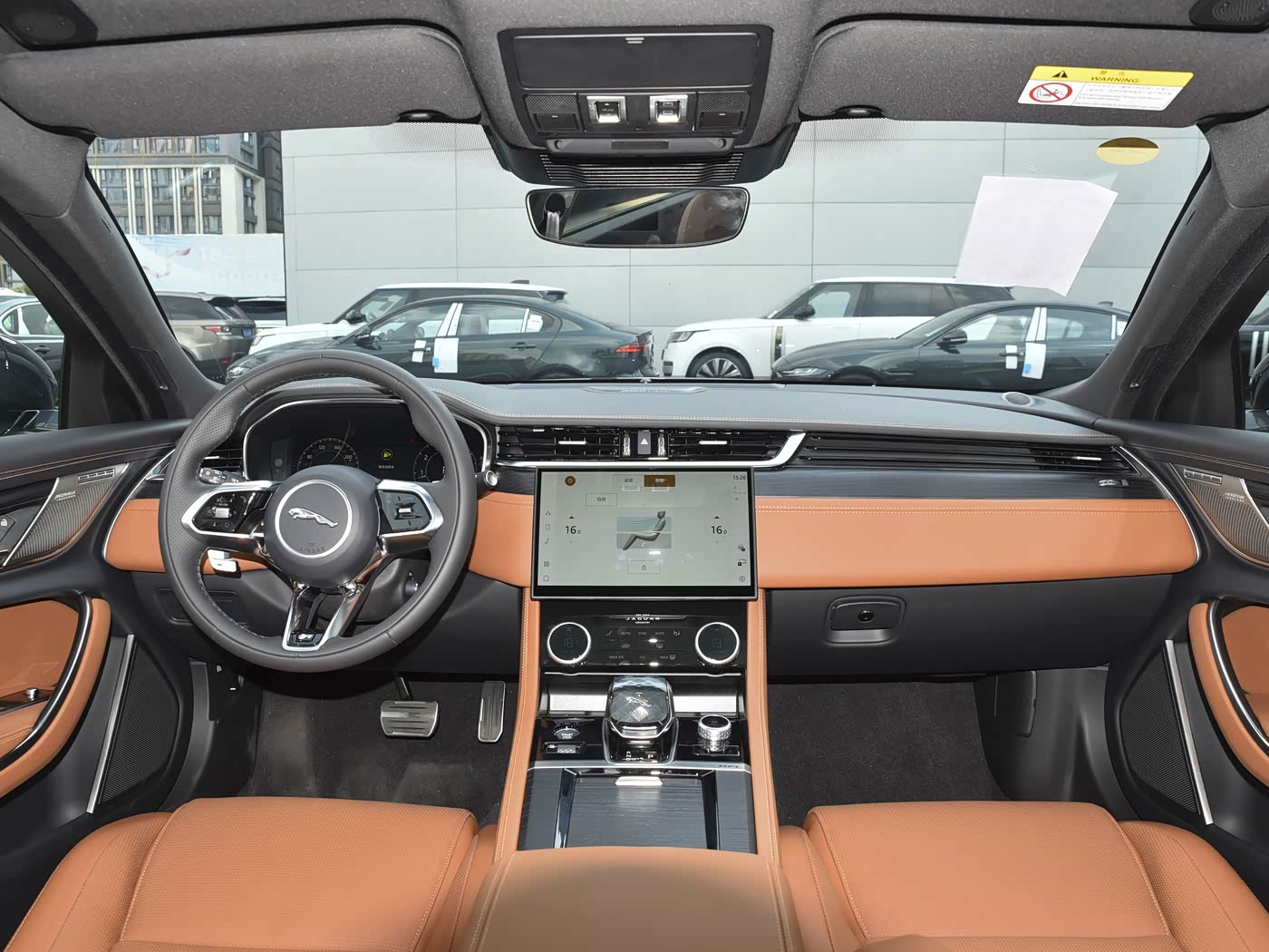 捷豹这款中大型车,车长超5米1,优惠后23.98万起,搭载2.0T+8AT