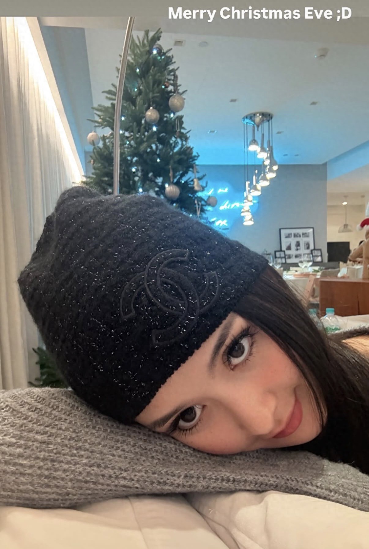 孙芸芸携女儿回台湾过圣诞，合照被误会是姐妹，47岁穿吊带好年轻