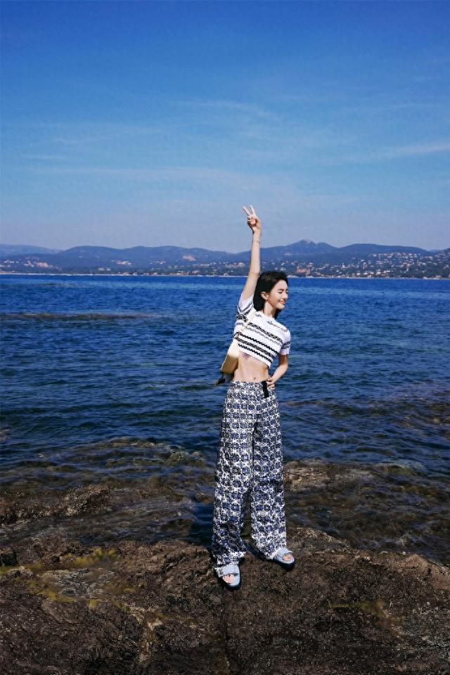 金晨露腰，好绝的身材管理