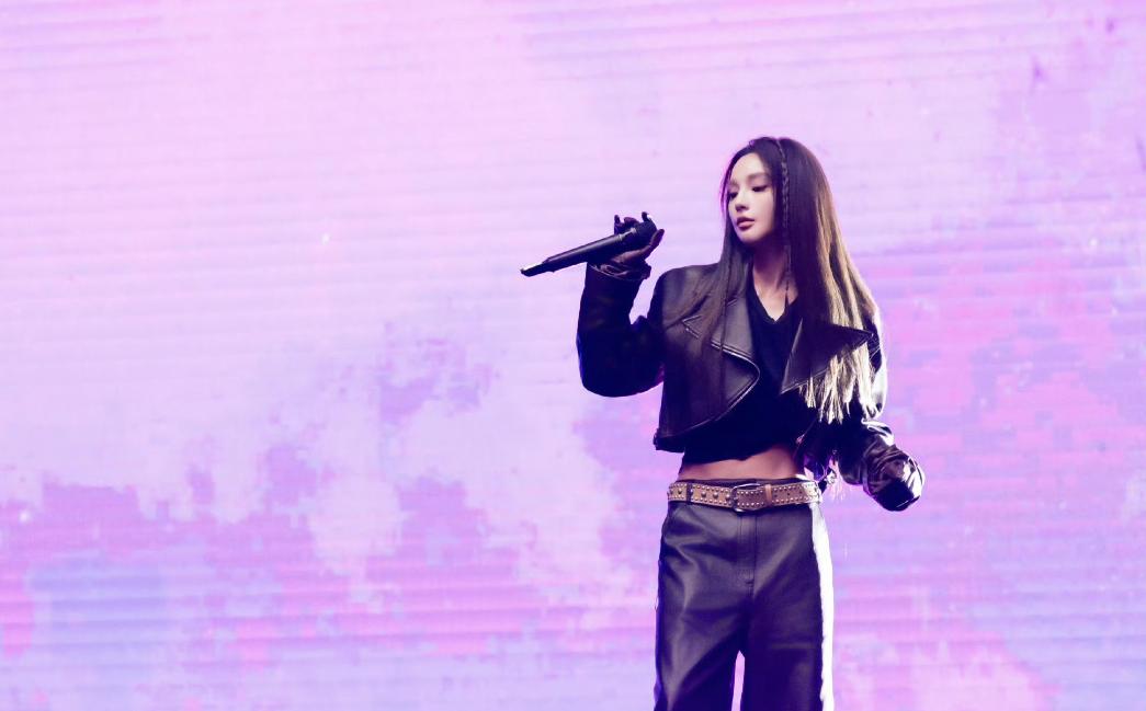 彭小苒的过膝靴，是要“卷”疯时尚圈吗？