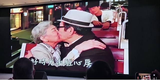 香港两位资深老戏骨“亲吻照”曝光？