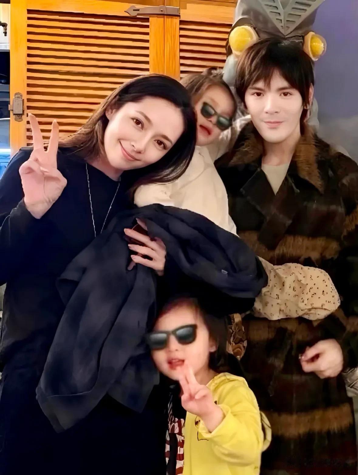 网友香港偶遇郭碧婷向佐！恩爱逛街超甜蜜，向佐简单打扮帅回来了