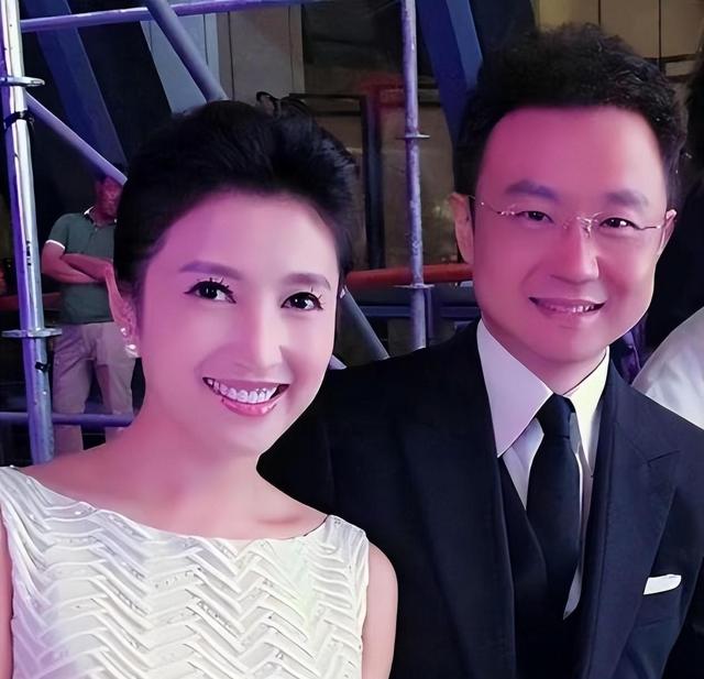 央视主持人春妮携家人回婆家！与二婚老公相处甜蜜，儿子罕见露脸