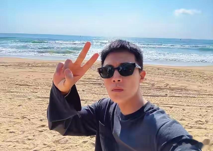杜淳一家三亚度假超温馨，贴脸照甜度拉满，小蛋饺海边撒欢太可爱