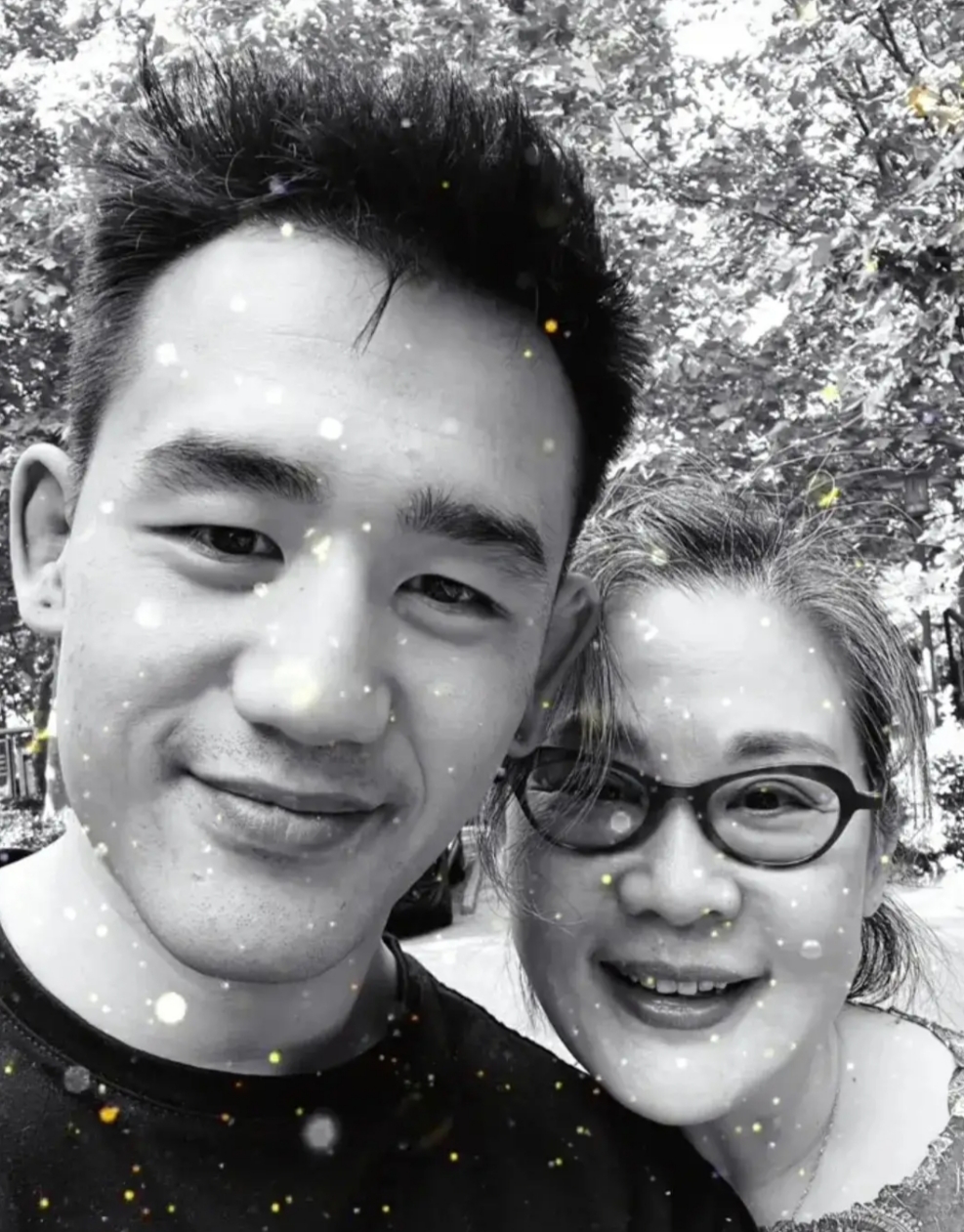 64岁演员刘斌与好友聚会，63岁丛珊罕见露面，状态年轻！