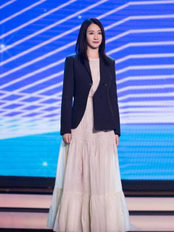 李小冉罕见与老公合影，穿衬衫+半身裙像个学生，大6岁的他像爸爸